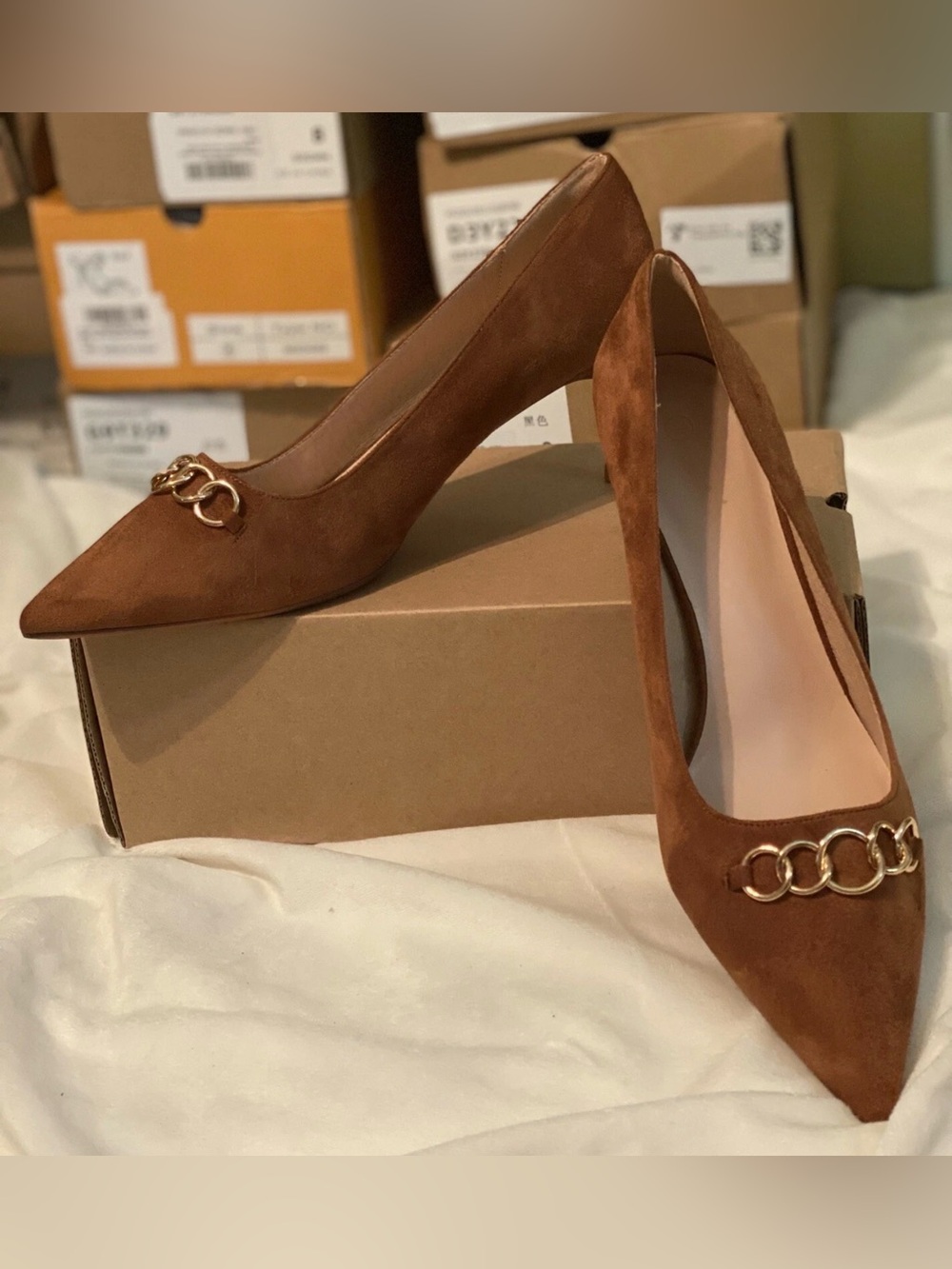 Women’s 7.5 Classic Pointed Toe Brown Suede-Like Heels with Gold Link Accent NIB